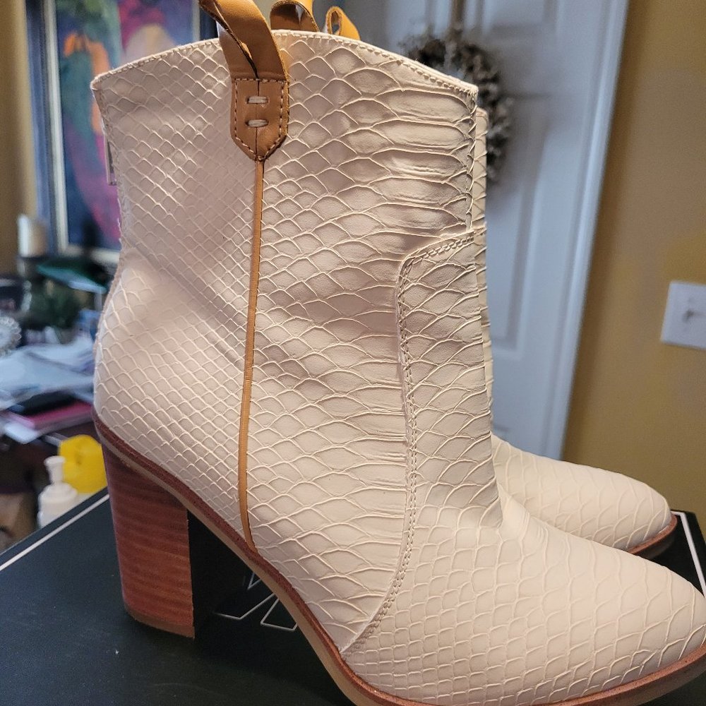 Gorgeous new in box WOMENS BOOTS ...tan with beige stripe...size 8m